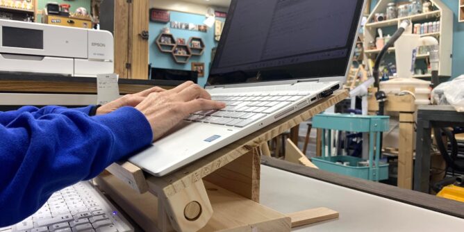 姿勢が良くなるPCホルダー試作中