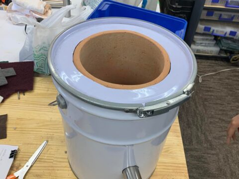 タンドリー釜を作っています。材料持ち込みで