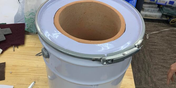 タンドリー釜を作っています。材料持ち込みで