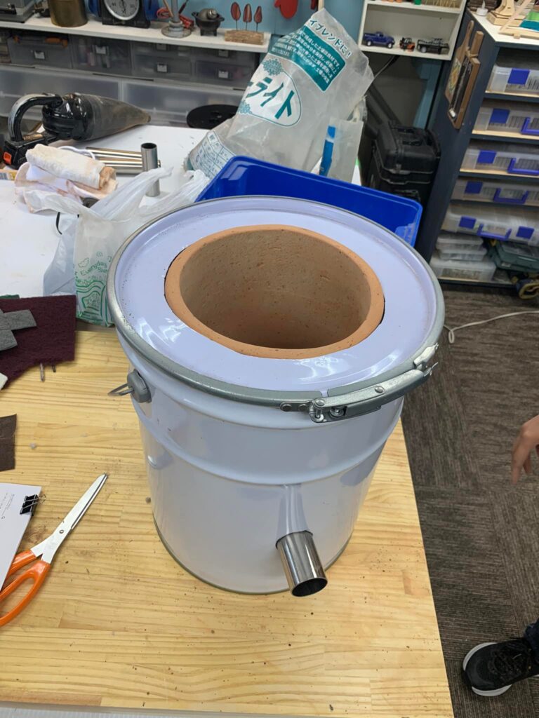 タンドリー釜を作っています。材料持ち込みで