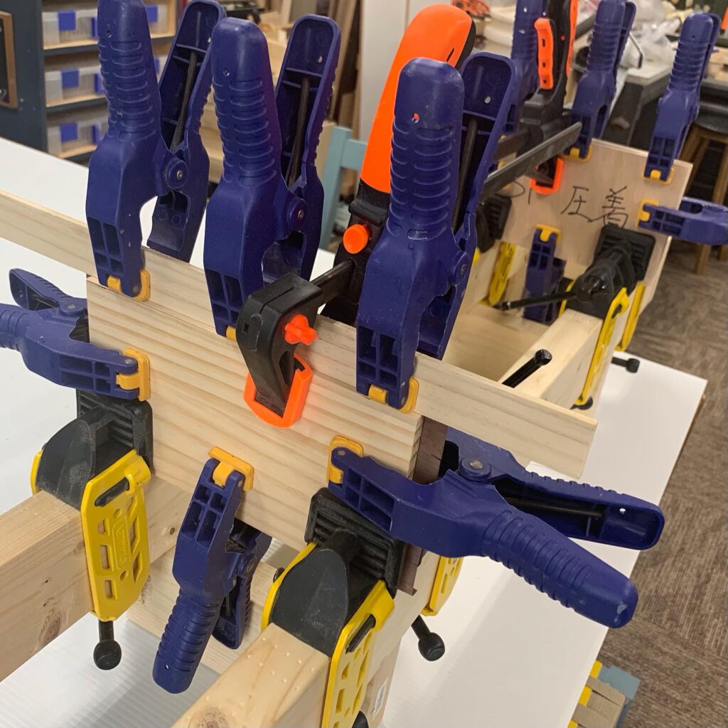 WOOD SPEAKER用にツキ板を接着貼りしてます。