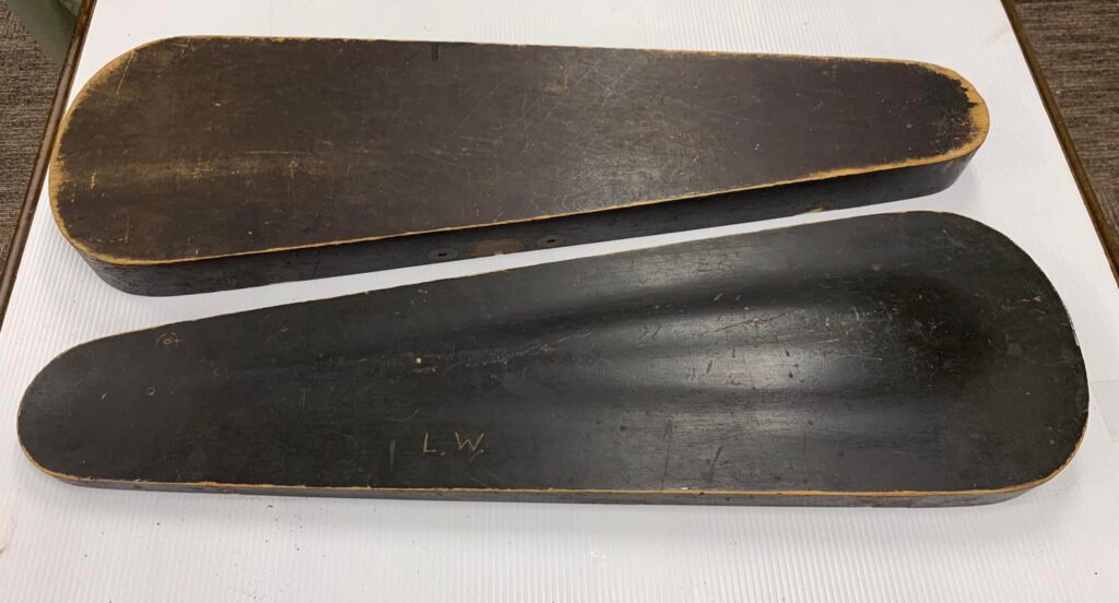中古のバイオリンケースを修復中