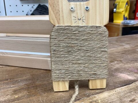 端材と麻ひもとナットでネコちゃん