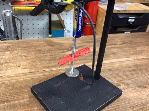 夏休みの自由研究、単極モーターの原理を実験してみよう。