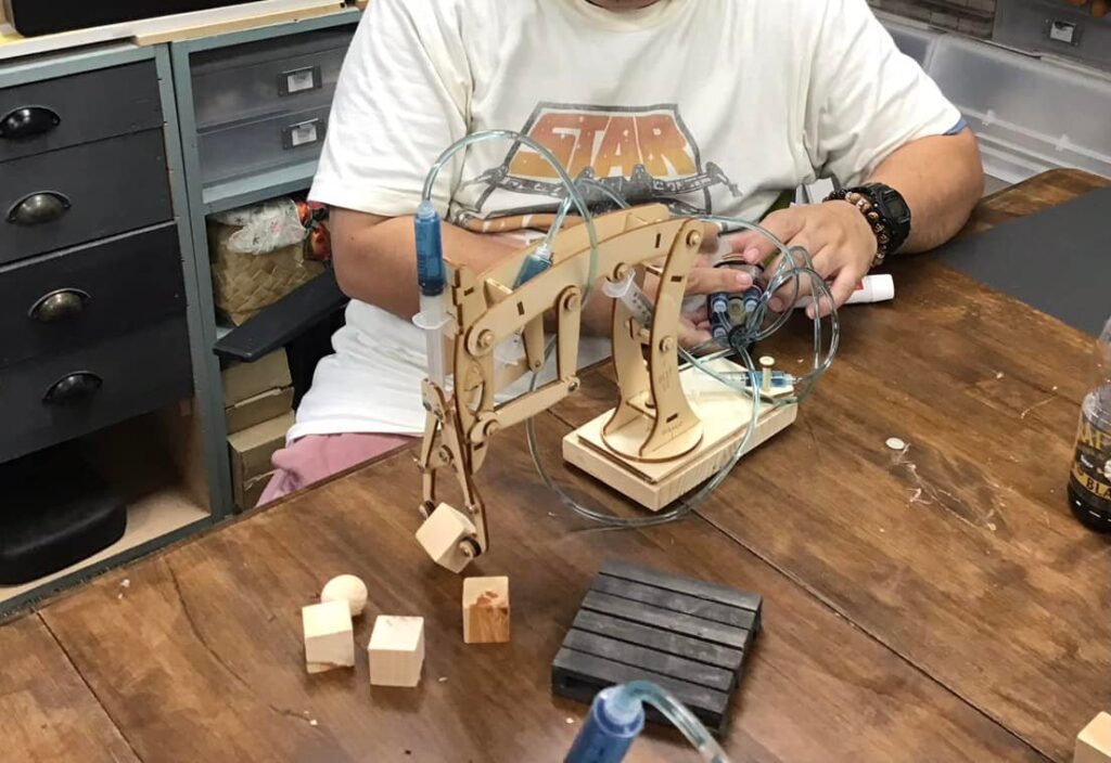 水の力で動くアームロボット作りです