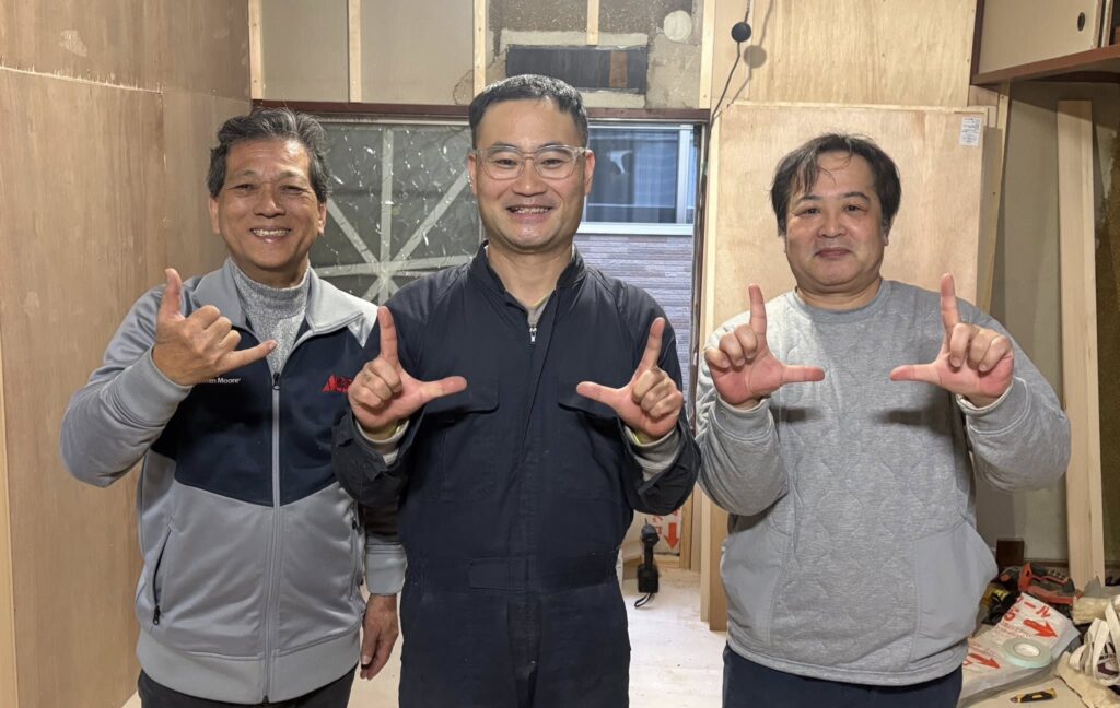 今日も芸人さんと一緒に壁下地作りの作業中 山田芳照 yamada yoshiteru DIY