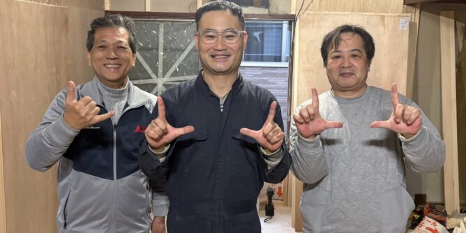 今日も芸人さんと一緒に壁下地作りの作業中 山田芳照 yamada yoshiteru DIY