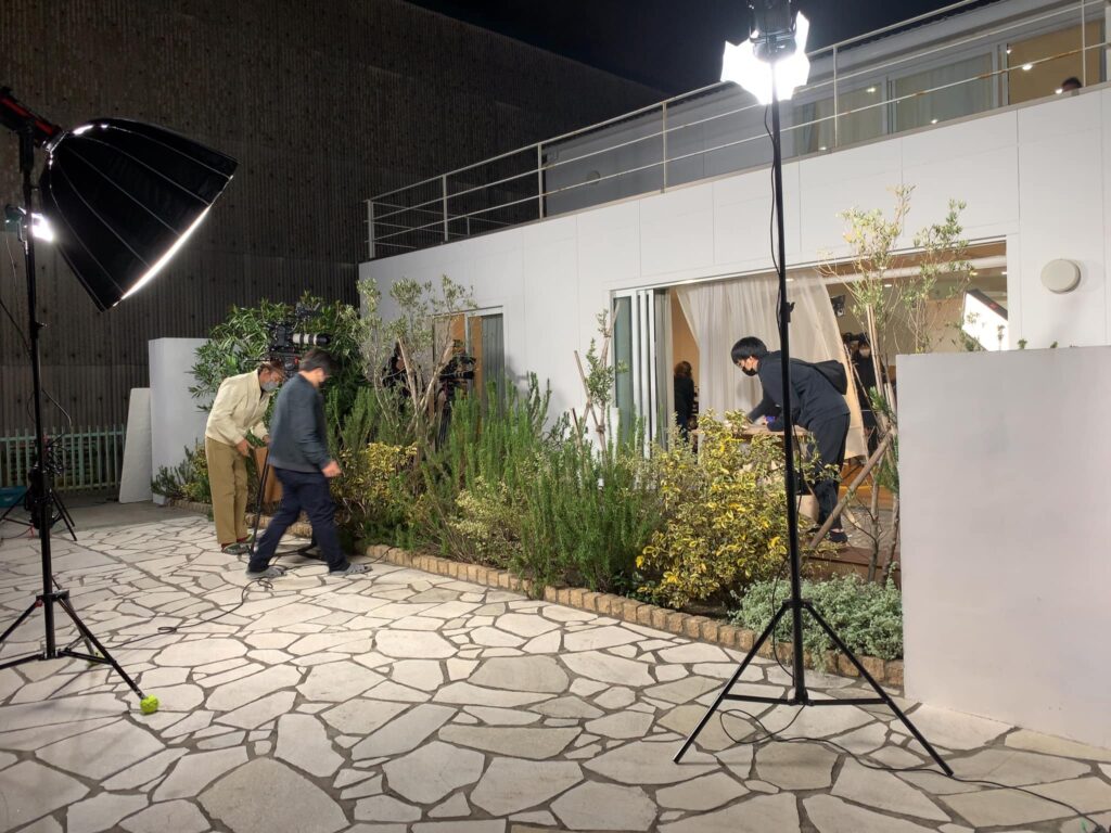 日が落ちても撮影現場は照明効果で昼間