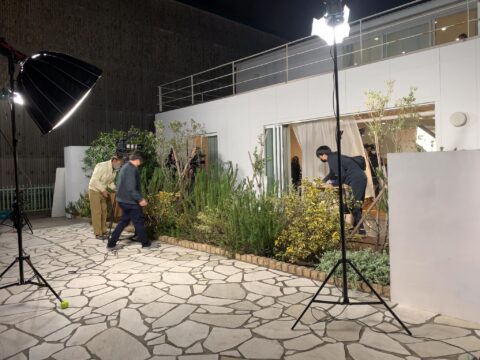 日が落ちても撮影現場は照明効果で昼間