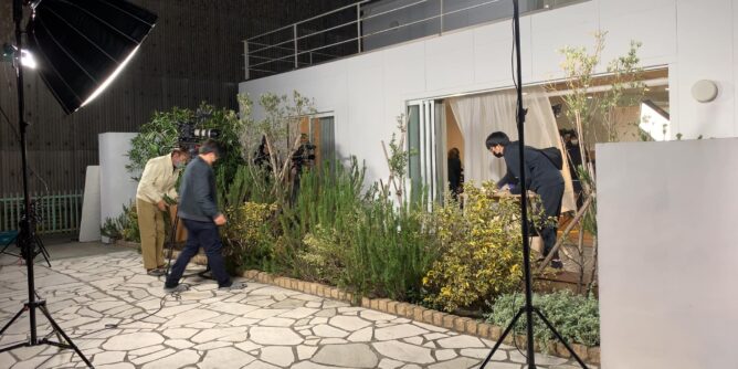 日が落ちても撮影現場は照明効果で昼間