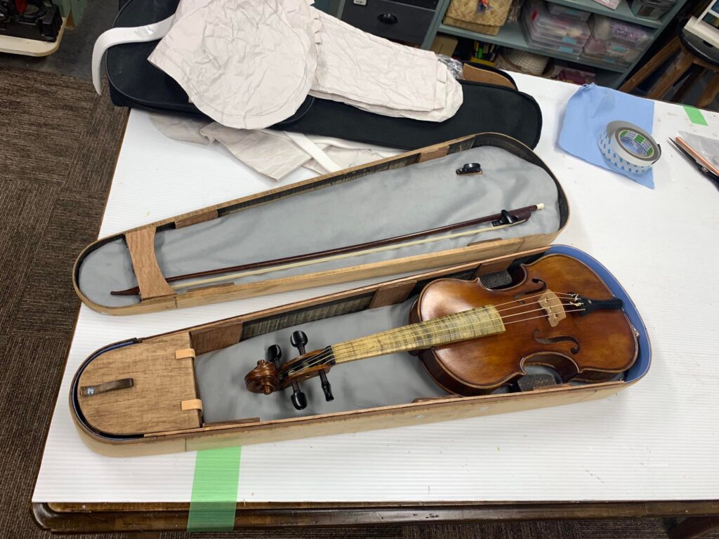 内側にクッション材を入れて布貼りをして