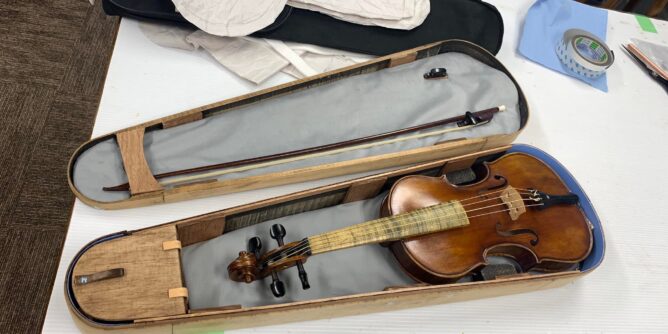 内側にクッション材を入れて布貼りをして