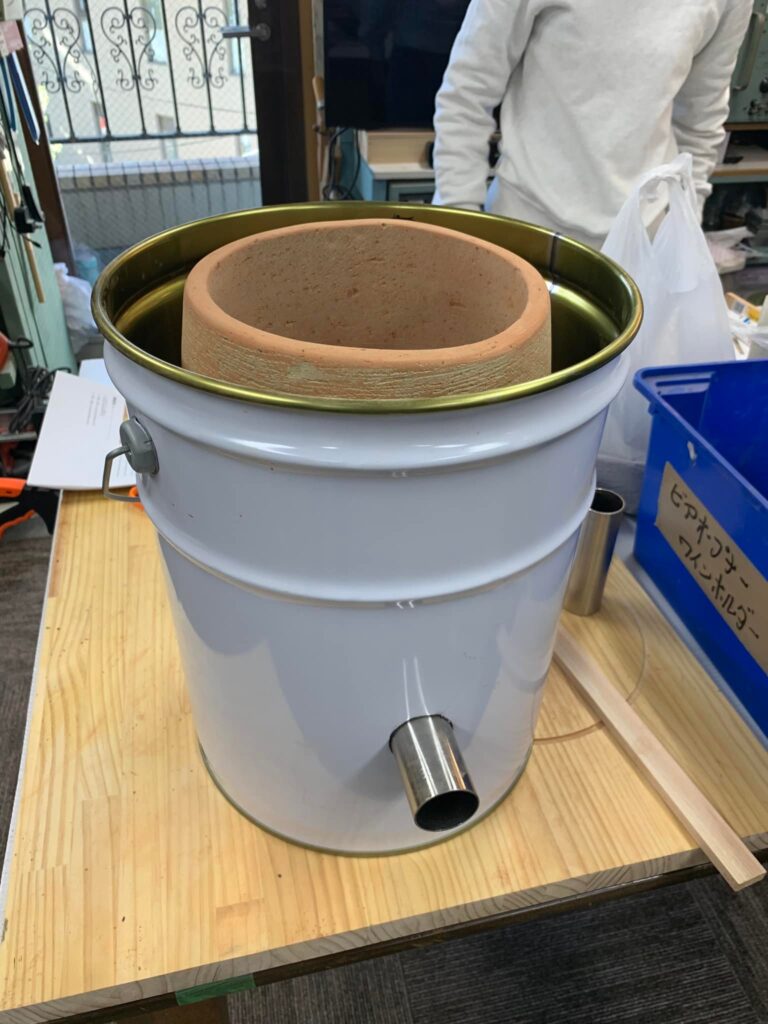 タンドリー釜を作っています。材料持ち込みで