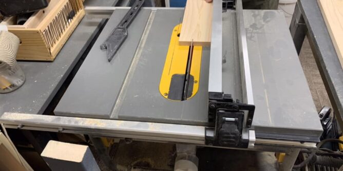 週末の工房はピクチャーフレームを作る人が多かった