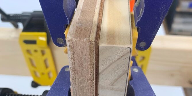 WOOD SPEAKER用にツキ板を接着貼りしてます。