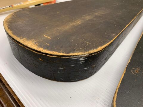 中古のバイオリンケースを修復中