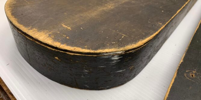 中古のバイオリンケースを修復中