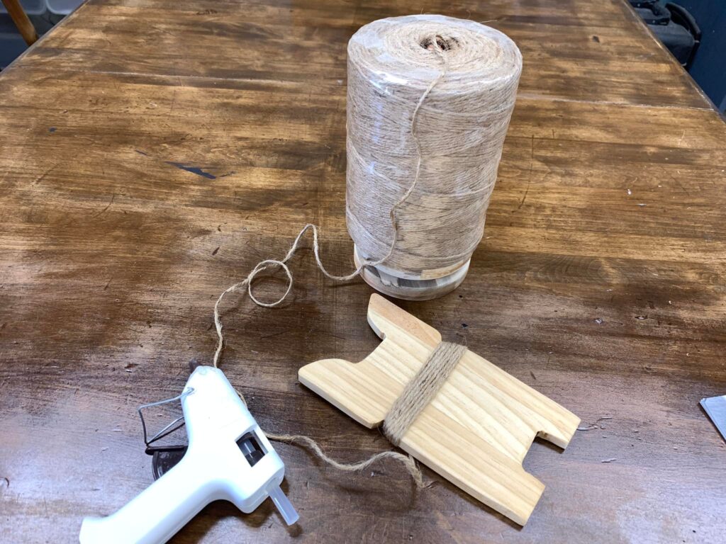 端材と麻ひもとナットでネコちゃん