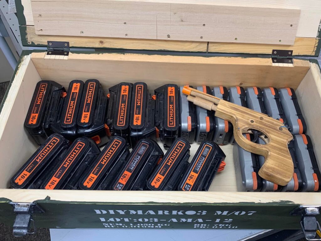 充電済みは弾薬箱に保管です