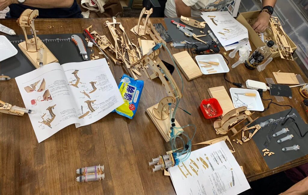 水の力で動くアームロボット作りです