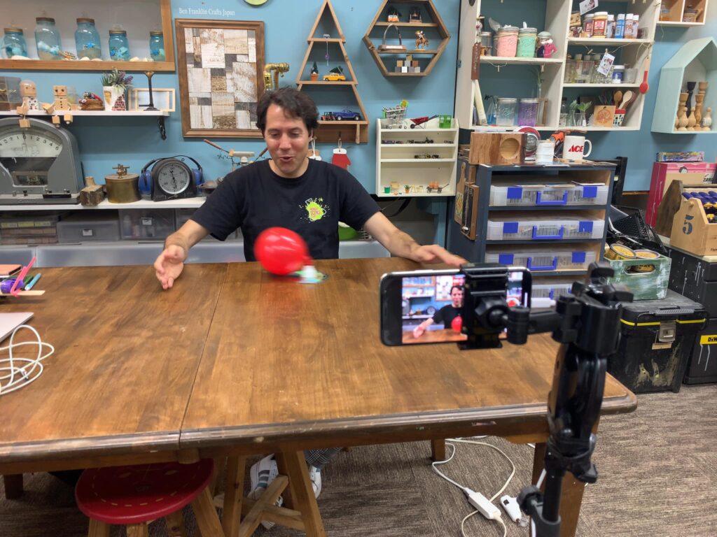 風船を使った実験です。CDを浮かせて走らせる