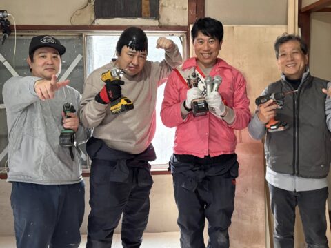 今日もネジ打ち、みんなで1000本以上打ってます 山田芳照 yamada yoshiteru DIY