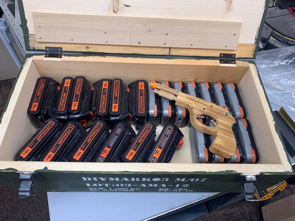 ターナーさんからARMY塗料が新発売