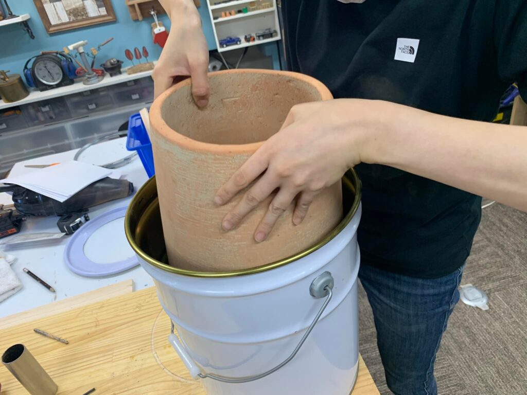 タンドリー釜を作っています。材料持ち込みで