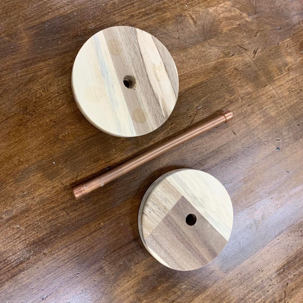 毛糸がクルクル回るホルダーです