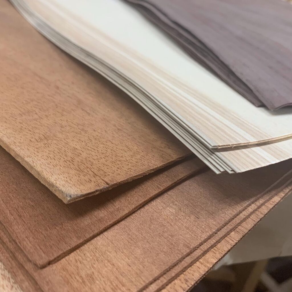 WOOD SPEAKER用にツキ板を接着貼りしてます。