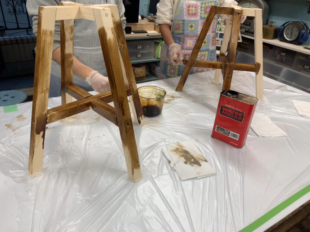 本日の工房、ボタンデザインの丸イス作りです