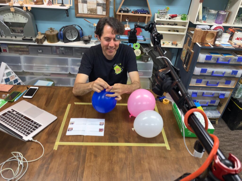 風船を使った実験です。CDを浮かせて走らせる