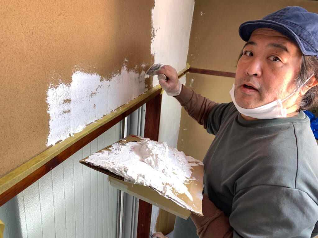 漆喰塗りを全員で。ポイントは薄く2回塗る