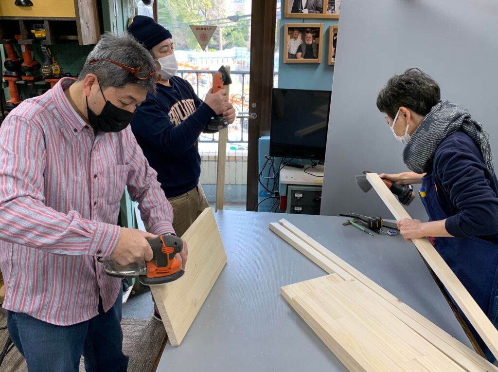 毎朝のルーティンは木材のカットから