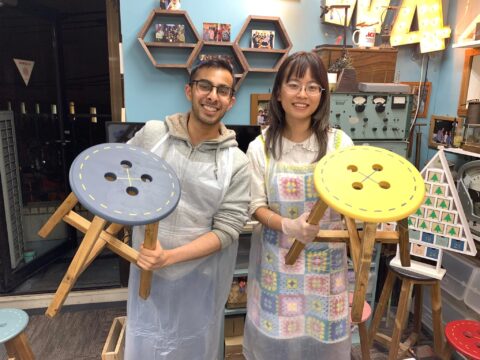 本日の工房、ボタンデザインの丸イス作りです