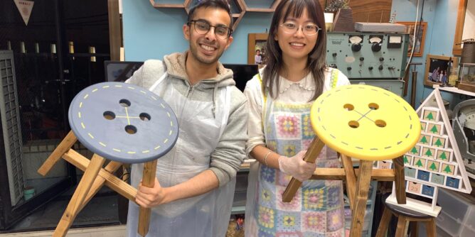 本日の工房、ボタンデザインの丸イス作りです