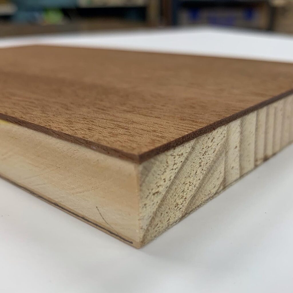 WOOD SPEAKER用にツキ板を接着貼りしてます。