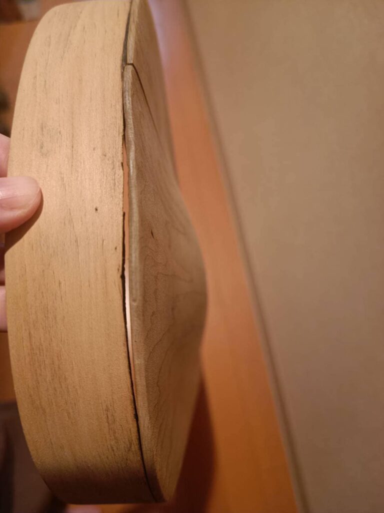 中古のバイオリンケースを修復中