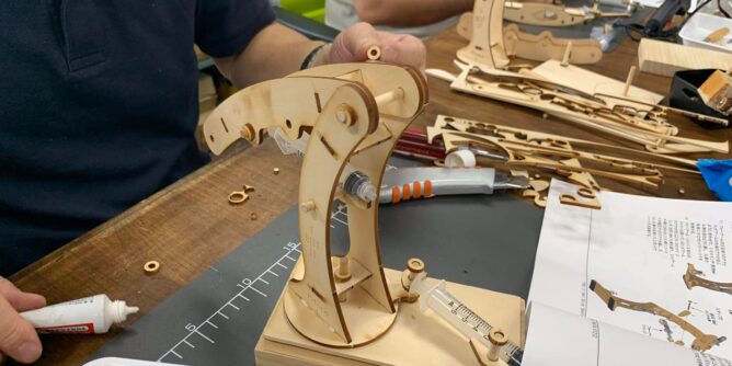 水の力で動くアームロボット作りです