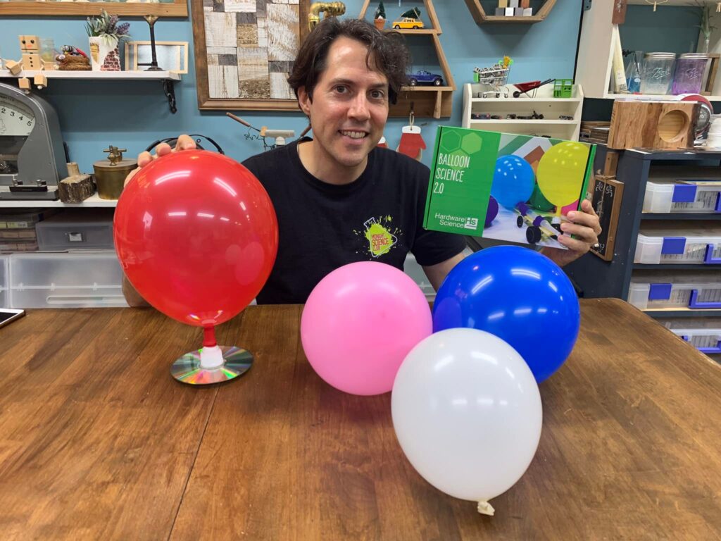 風船を使った実験です。CDを浮かせて走らせる