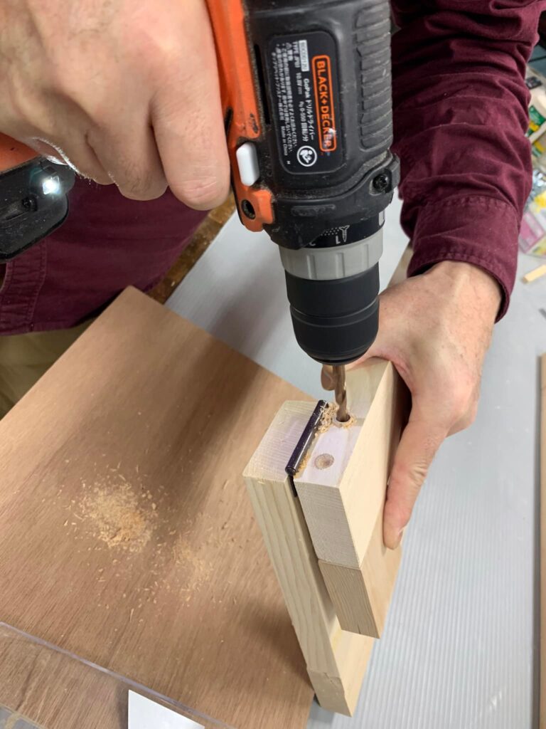 ダボ埋めしたネジを外すために格闘