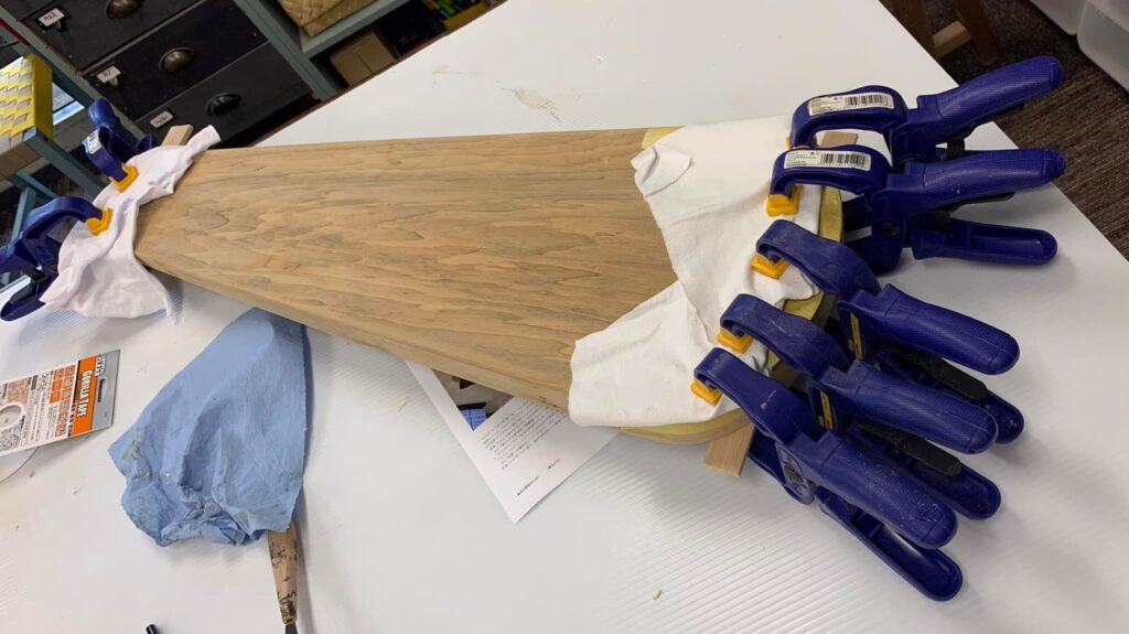 中古のバイオリンケースを修復中