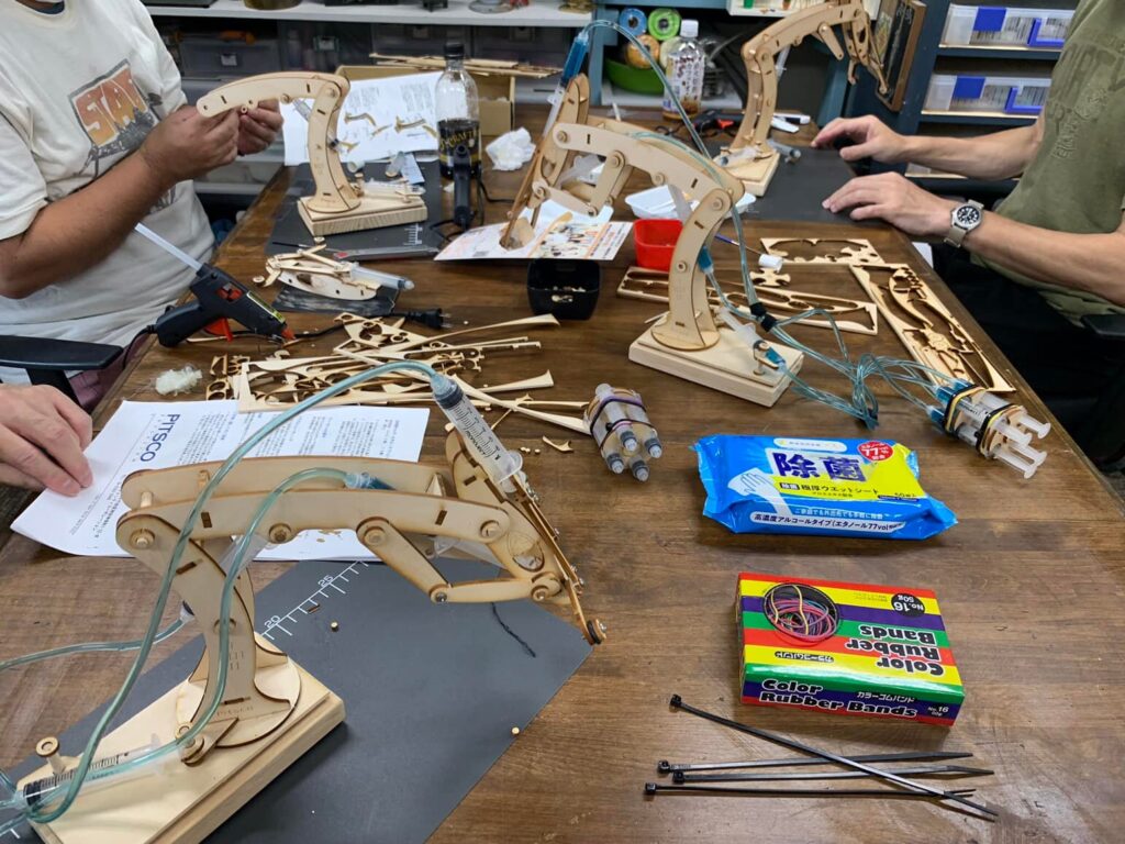 水の力で動くアームロボット作りです