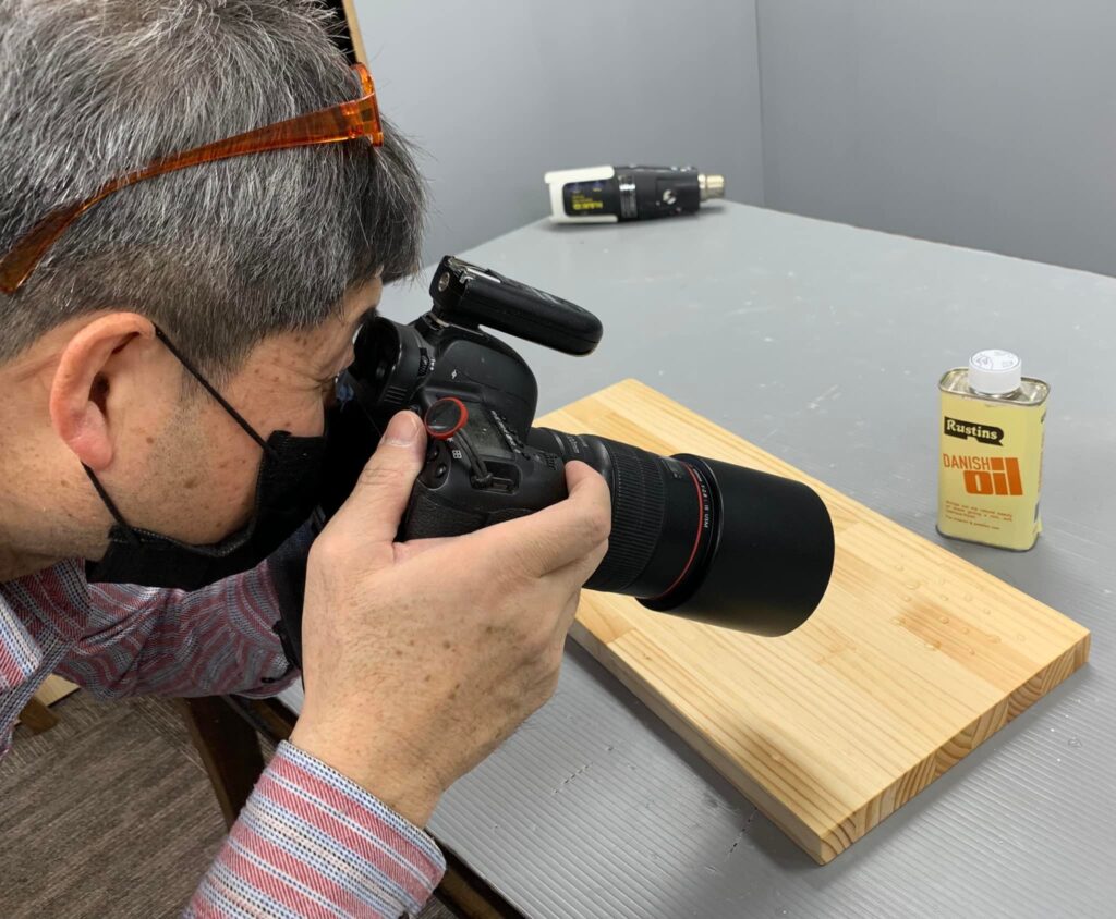 毎朝のルーティンは木材のカットから
