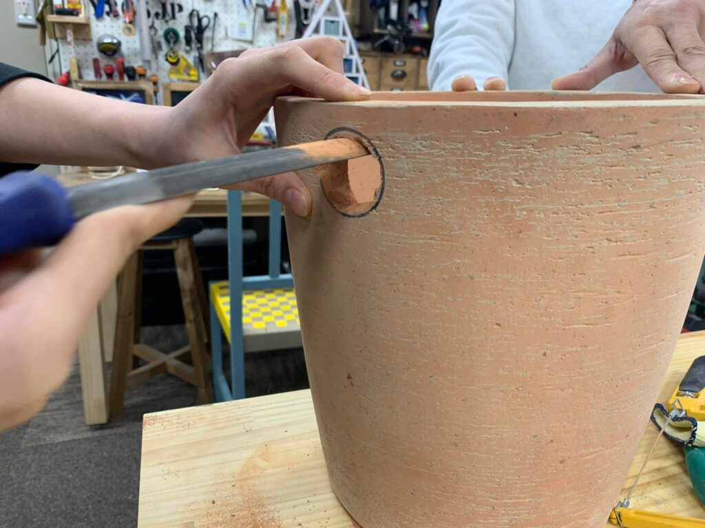 タンドリー釜を作っています。材料持ち込みで