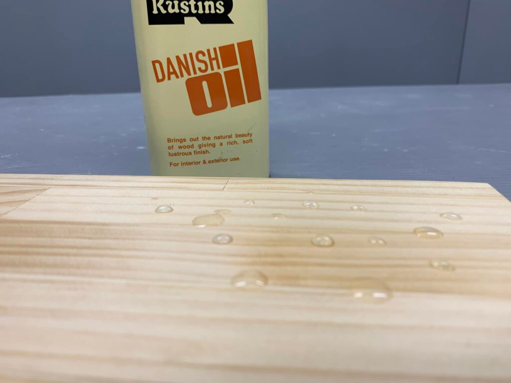 毎朝のルーティンは木材のカットから