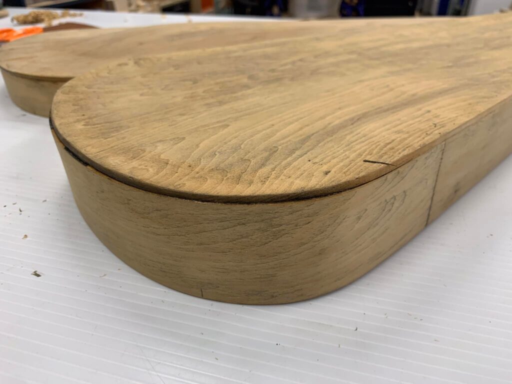 中古のバイオリンケースを修復中