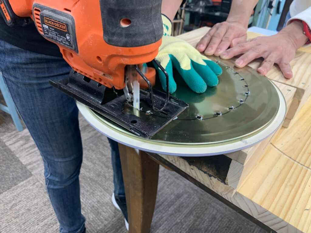 タンドリー釜を作っています。材料持ち込みで