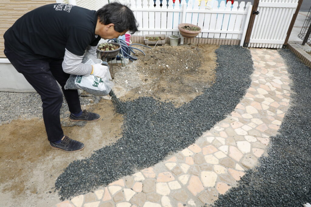 おしゃれな小道に様変わり アプローチを作る