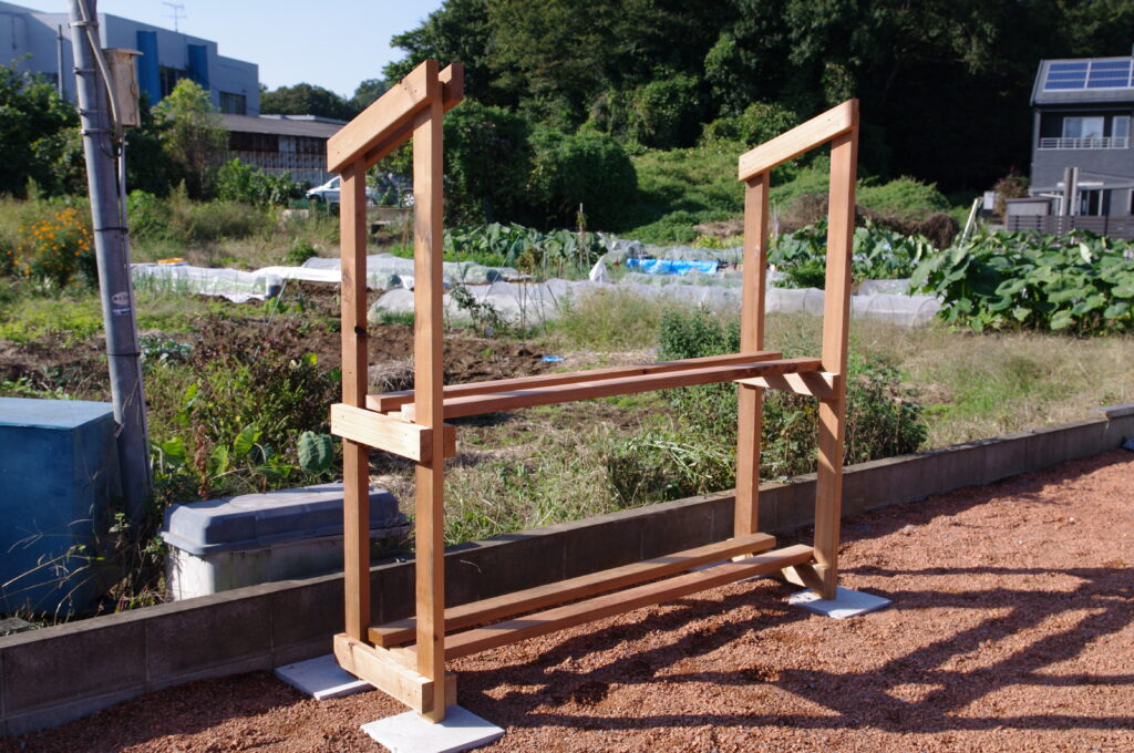 薪ストーブには必須の薪棚作り